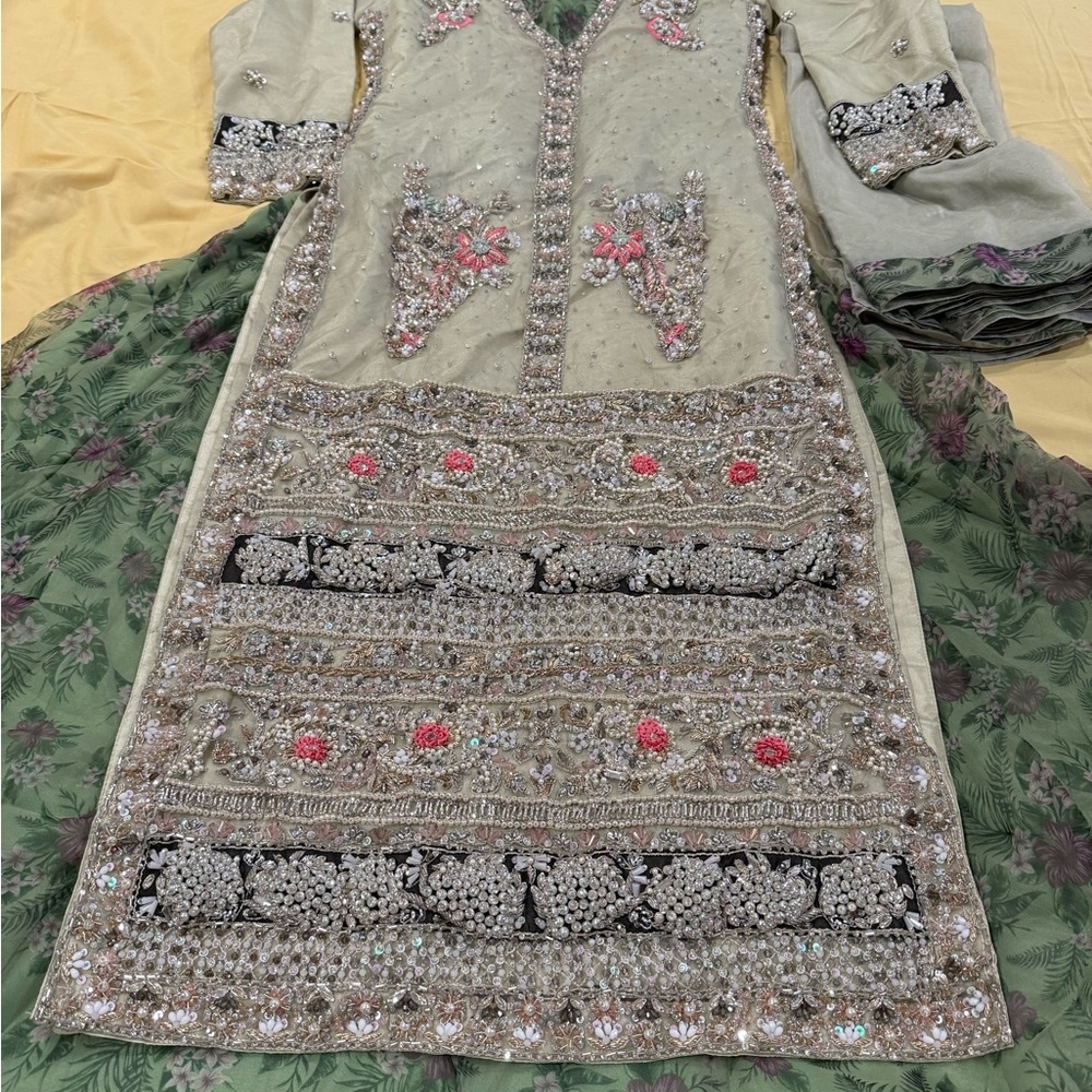 Indian Pakistani designer outfit. Great condition. - Picture 11 of 17